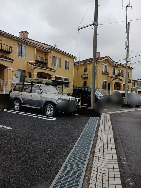 稲城市百村のアパートの駐車場
