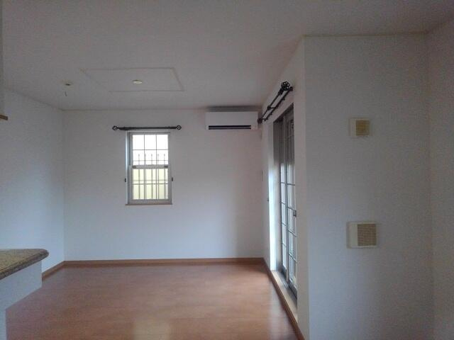 稲城市百村のアパートの居間・リビング