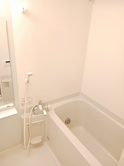 稲城市百村のアパートの浴室