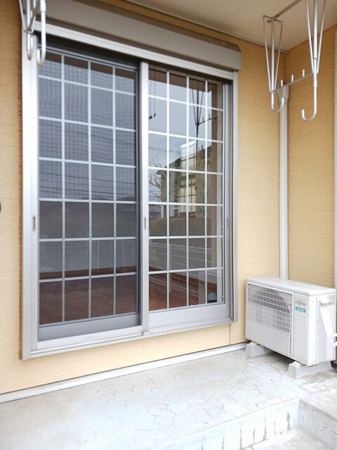 稲城市百村のアパートのバルコニー