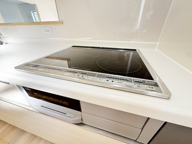 耐震+制震の家 西大島新田：住宅性能取得物件 平屋モデルのキッチン|対面式のシステムキッチン：リビングで遊んでいるお子様を見守りながら、時にはお喋りをしながら料理や後片付けができる人気の高いスタイルです