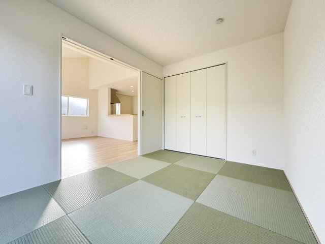 耐震+制震の家 西大島新田：住宅性能取得物件 平屋モデルの設備|■全面エンボス加工ステンレスシンク
■水はねの音や食器が当たる音を大幅に軽減
■浄水器内蔵水栓、浄水器ごとホースを引き出せます