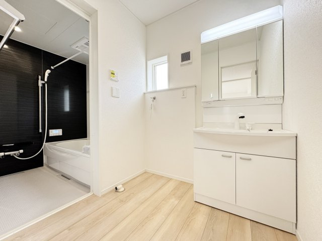 耐震+制震の家 西大島新田：住宅性能取得物件 平屋モデルの浴室|■バスルームを湿気から守り、洗濯物を乾かす事が出来ます
■浴室暖房でヒートショックの予防
■４時間たっても、湯温低下は約2.5℃ お湯が冷めにくい構造で、光熱費を節約できます