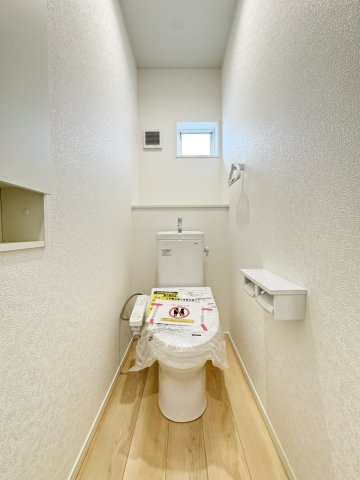 耐震+制震の家 西大島新田：住宅性能取得物件 平屋モデルの独立洗面台|■三面鏡タイプを採用。鏡の裏にも収納できます
■手洗の洗濯にも便利なゆったりサイズのシンク 
■水栓はリフトアップ機能付、ハンドシャワーでも使えます