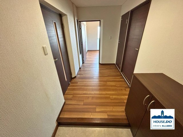 3面バルコニー&全居室6帖以上！三旺マンション香流のその他|玄関から北西の洋室に向かう廊下の様子
