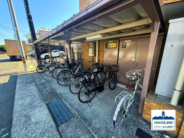 3面バルコニー&全居室6帖以上！三旺マンション香流の駐輪場|敷地内屋根付き駐輪場です