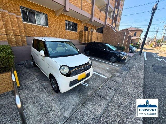 3面バルコニー&全居室6帖以上！三旺マンション香流の駐車場|敷地内平面駐車場の様子