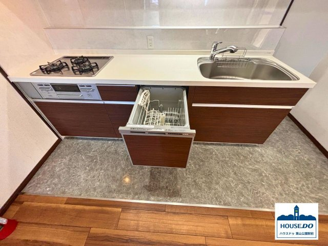 3面バルコニー&全居室6帖以上！三旺マンション香流のキッチン|三口コンロ、食洗機、大きめのシンクが、毎日のお料理、お片付けをサポート♪