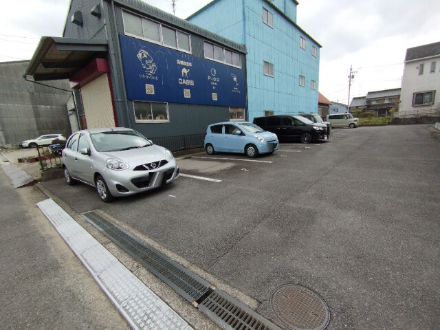 ドミール栄の駐車場