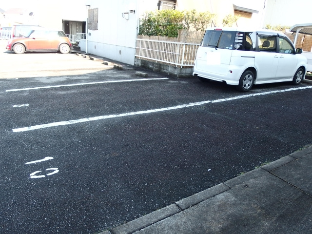 カーサビアンカＢの駐車場