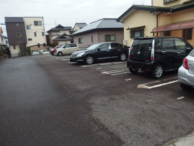 ファミール的場の駐車場