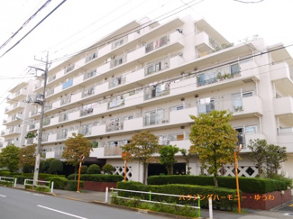 【外観】 | 開放感ある立地。RC造のしっかりした建物です。