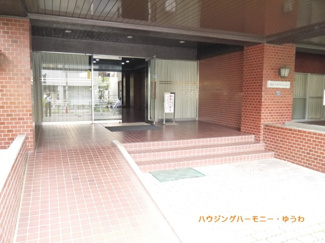 【エントランス】 | タイル張りのエントランスは、バリアフリー仕様です。