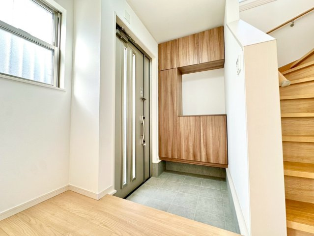 神戸市垂水区南多聞台4丁目の玄関|シューズボックス付！可愛い小物を置いてお客様をお出迎えできます♪明るい光が入り込む、すっきりとした印象の玄関です♪