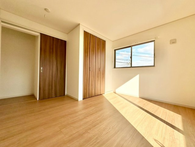 神戸市垂水区南多聞台4丁目の洋室|二面採光のお部屋はポカポカとあたたかい光が入りこみます♪