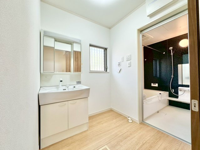 神戸市垂水区南多聞台4丁目の独立洗面台|清潔感のある、シャワー付き洗面化粧台です！小窓があり、昼間は自然光が入ります！