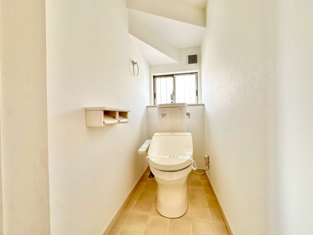 神戸市垂水区南多聞台4丁目のトイレ|窓付きの明るいトイレ♪白で統一された空間が清潔な印象を与えてくれます♪