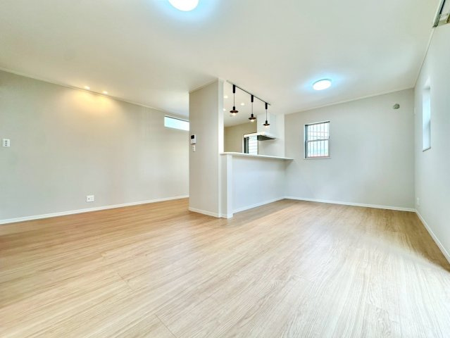 神戸市垂水区南多聞台4丁目の居間・リビング|料理をしながらでもご家族との会話を楽しめる対面キッチン！