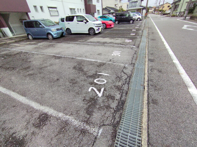シャトー江口の駐車場