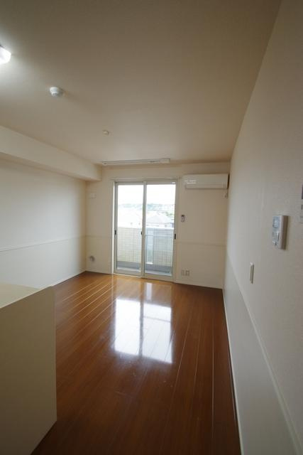 稲城市東長沼のアパートの居間・リビング