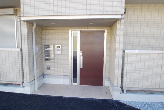 稲城市東長沼のアパートのエントランス