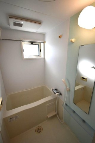 稲城市東長沼のアパートの浴室