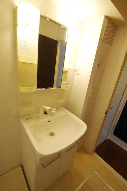 稲城市東長沼のアパートの洗面所