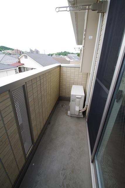 稲城市東長沼のアパートのバルコニー