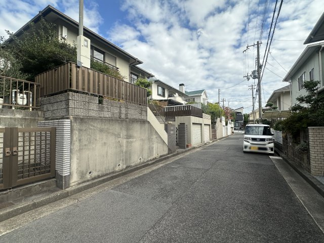 明石市朝霧台戸建の前面道路含む現地写真