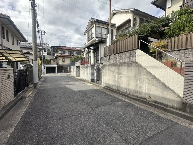 明石市朝霧台戸建の前面道路含む現地写真