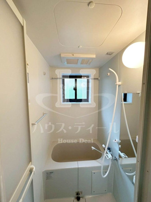【浴室】 | ラヴィージェ赤羽 | 窓のあるお風呂です