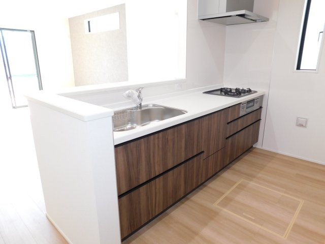 名古屋市西区見寄町の新築一戸建のキッチン|◇キッチン◇　　人気の対面式・人造大理石カウンター・浄水器付ハンドシャワー・静音仕様シンク・スローインクローズレール・薄型換気扇・前面コンセント完備・床下収納庫 　