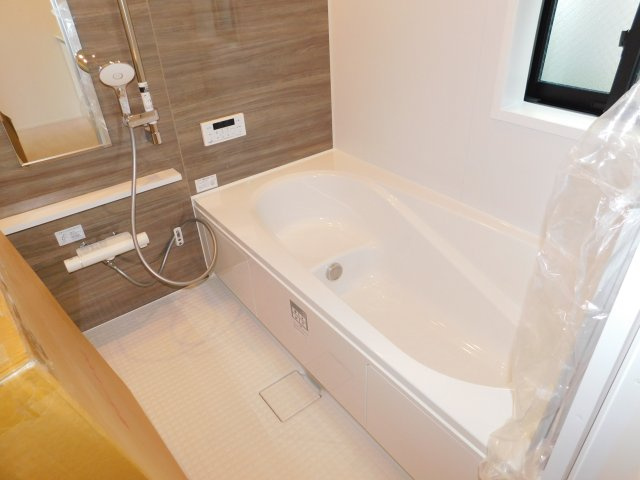 名古屋市西区見寄町の新築一戸建の浴室|◇浴室◇　　広い１坪サイズ（LIXIL）・浴室暖房乾燥機・保温浴槽・エコベンチ浴槽・スライドバーシャワー・マグネットラック・お手入れ楽々カウンター・オートバス・バリアフリー