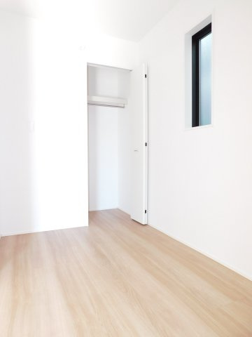 名古屋市西区見寄町の新築一戸建の洋室|◇１階洋室◇　　明るい洋室３．５帖　全居室収納完備♪　リビングの続き間として利用できます！