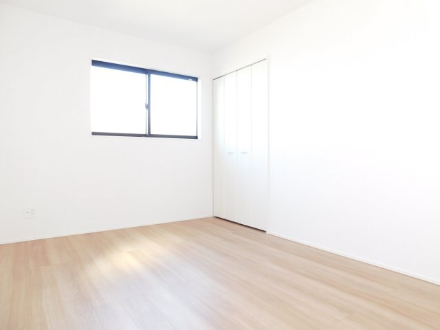 名古屋市西区見寄町の新築一戸建の洋室|◇２階洋室◇　　明るい洋室６．７５帖　全居室収納完備♪　