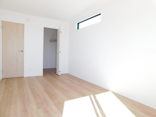 名古屋市西区見寄町の新築一戸建の洋室|◇２階洋室◇　　南面で明るい洋室７．５帖　ウォークインクローゼット完備♪　バルコニー利用可！