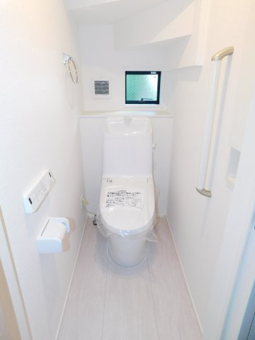 名古屋市西区見寄町の新築一戸建のトイレ|◇トイレ◇　　１・２階シャワートイレ　節水タイプ　収納完備　リモコンパネル付き