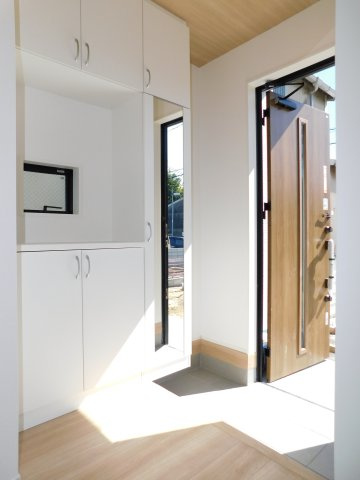 名古屋市西区見寄町の新築一戸建の玄関|◇玄関収納◇　　家族の履物がしっかり収納できるミラー付きシューズ収納！　玄関にはベビーカーやアウトドア用品が置けるシューズクローク完備！