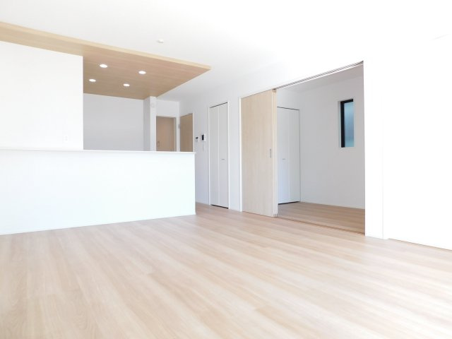 名古屋市西区見寄町の新築一戸建の居間・リビング|◇リビング◇　　南面で明るいリビング１６．０帖　リビング収納完備！