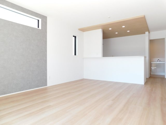 名古屋市西区見寄町の新築一戸建の居間・リビング|◇リビング◇　　南面で明るいリビング１６．０帖　リビング全体が見渡せる折下天井のオシャレな対面キッチン♪　　