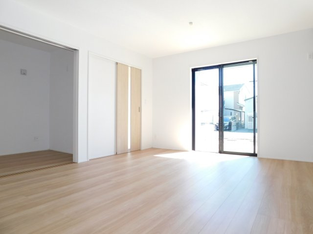 名古屋市西区見寄町の新築一戸建の居間・リビング|◇リビング◇　　南面で明るいリビング１６．０帖　洋室と続き間で１９．５帖の広々空間になります♪