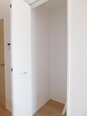 名古屋市西区見寄町の新築一戸建の収納|◇リビング収納◇　　掃除道具や季節の荷物などの収納に便利です♪