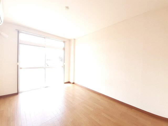 エルディム橋本の居間・リビング|こちらのリビングで趣味の時間をお楽しみください