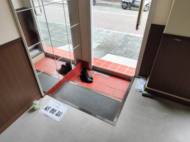 コーポいづみの玄関
