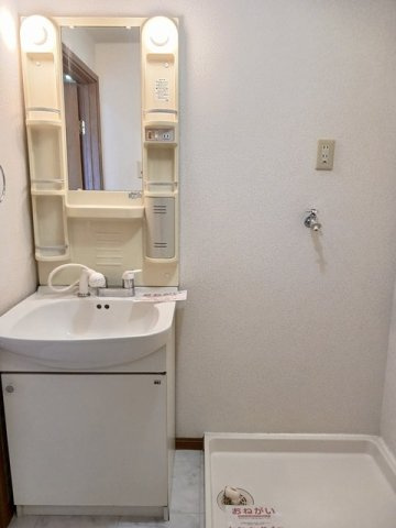 エスポワール城東Ｂの洗面所|明るい洗面所です