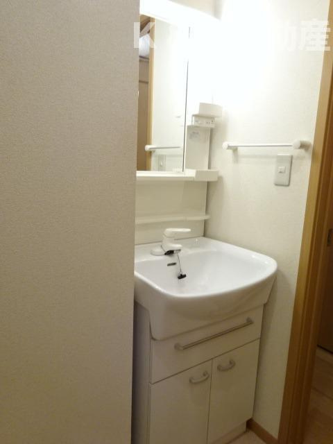 リトル・シャトウＹの洗面所|脱衣スペースもあります