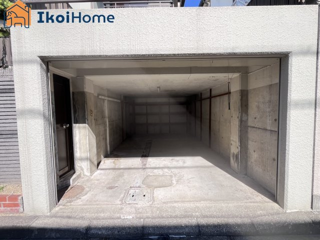 明石市朝霧台　中古戸建の駐車場|【ホームページに現地動画掲載中】●年中無休：当日予約可●ビルトインガレージ付きで雨の日も安心です！