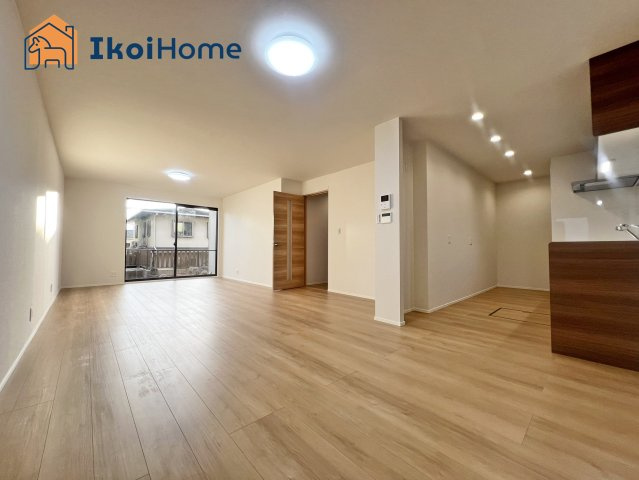 明石市朝霧台　中古戸建の居間・リビング|【ホームページに現地動画掲載中】●年中無休：当日予約可●LDK15.9帖になります。3面採光！