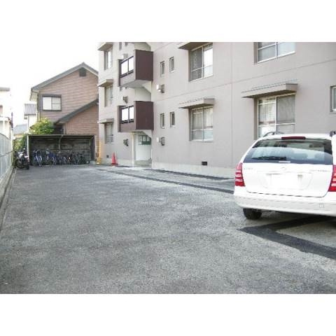むつなコーポの駐車場