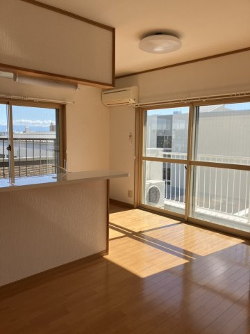 新潟市中央区笹口の賃貸マンションの居間・リビング